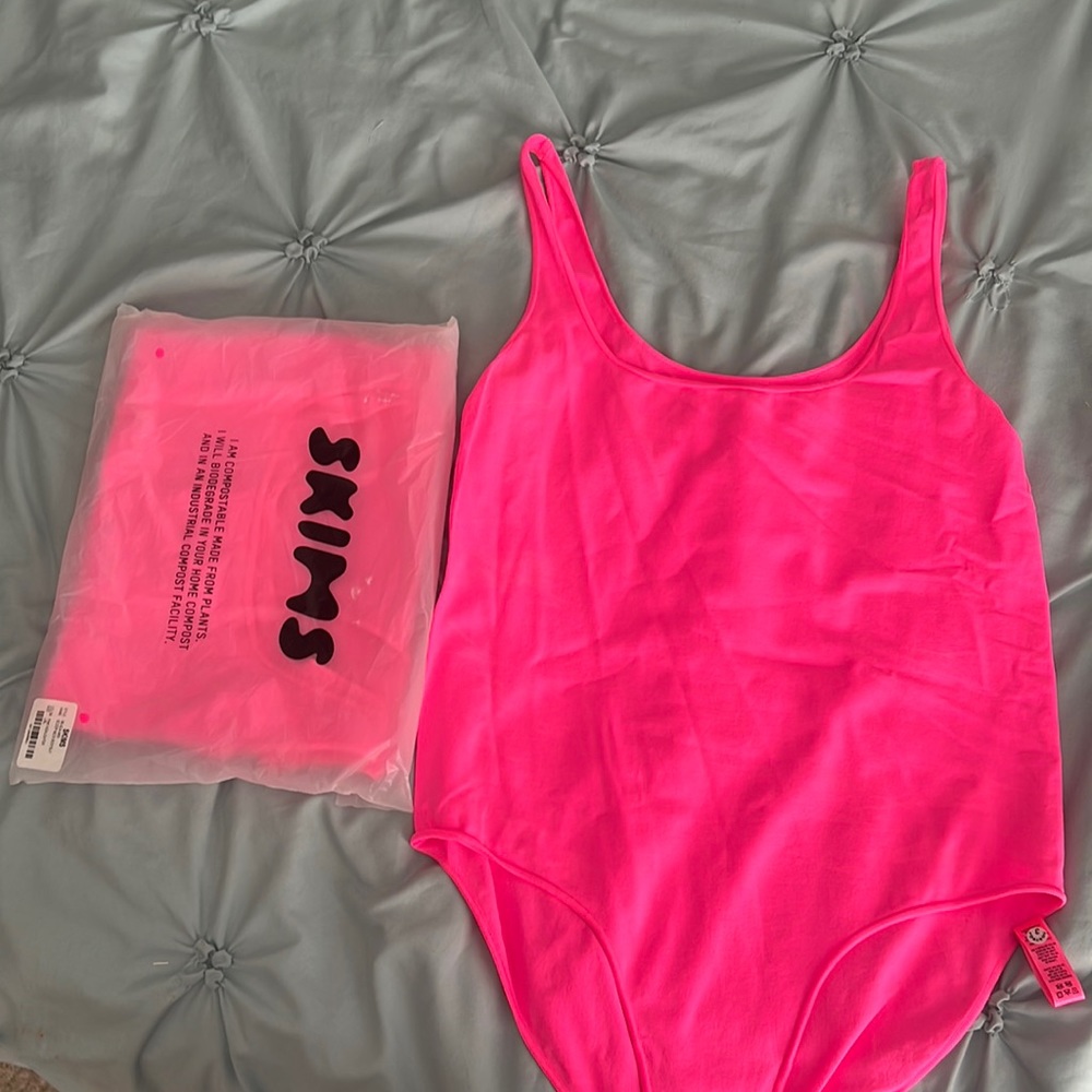 Brand new size l/xl skims scoop neck bodysuit in pink highlighter